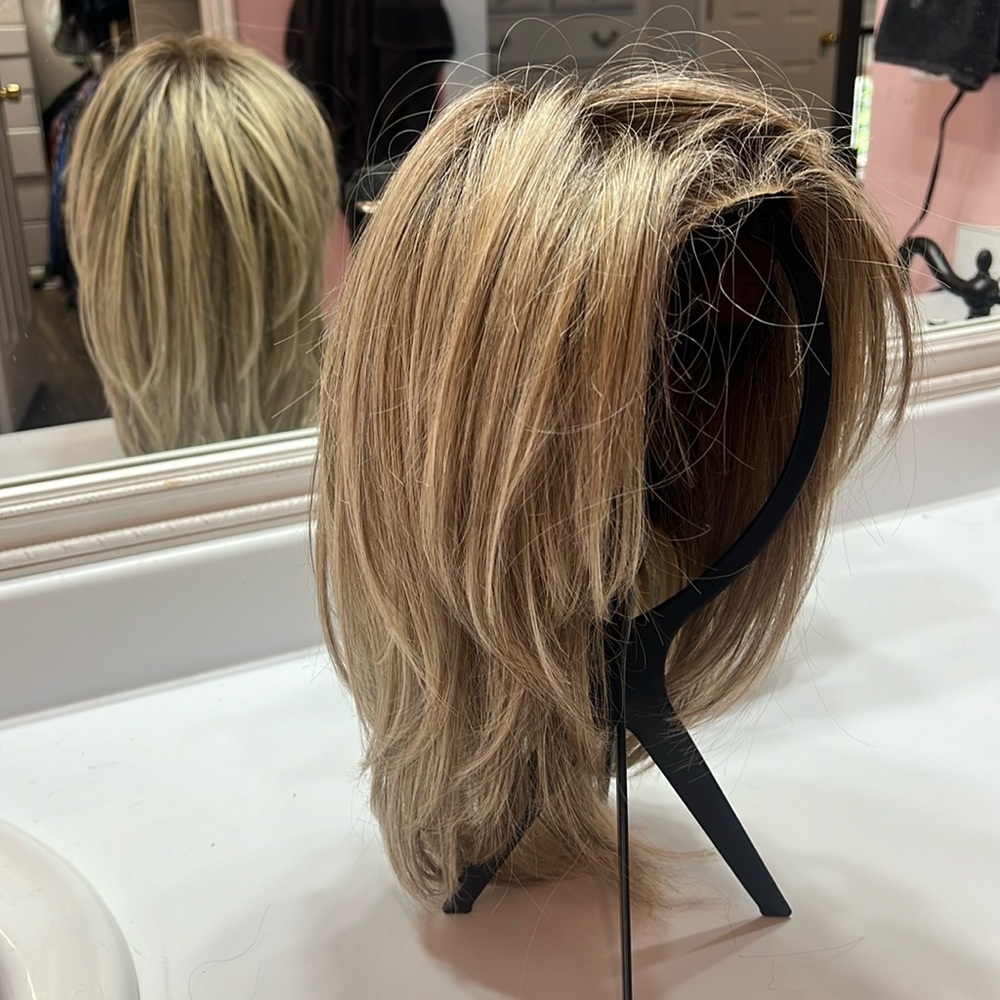 Raquel Welch medium length wig